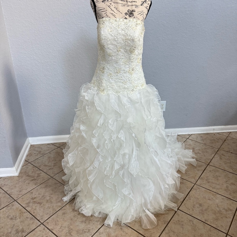Monique Luo Ivory Lace Wedding Dress Size 12